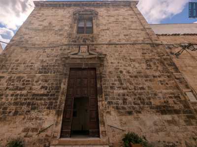 La facciata principale della chiesa si mostra con un aspetto molto semplice.  Sul portone in legno � impostato un timpano spezzato...